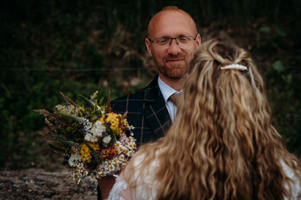 Mann heiratet fotoshooting