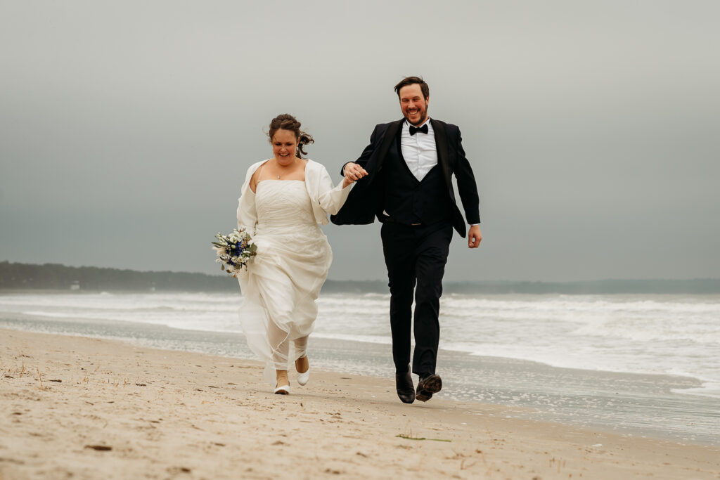 Hochzeitspaar läuft am Strand Hochzeitsfotografin rügen